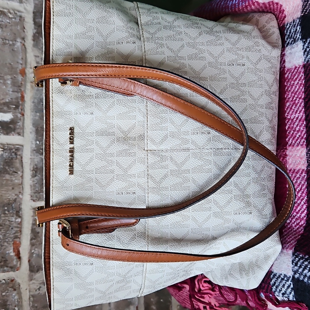 Michael Kors Signature Tote And Matching Wallet - Picture 2 of 15